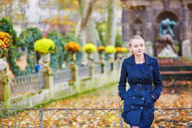 Bir güneşli Güz veya bahar günü Paris bir sokakta genç kadın