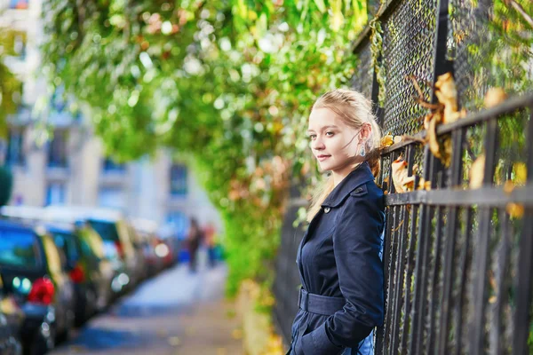 Jovem mulher em uma rua de Paris em uma queda ensolarada ou dia de primavera — Fotografia de Stock