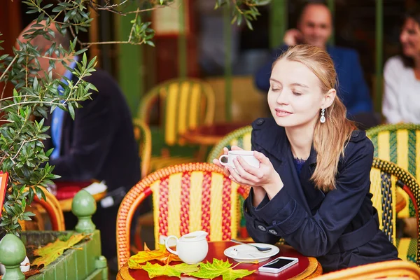 Hermosa joven bebiendo en la cafetería al aire libre parisina —  Fotos de Stock