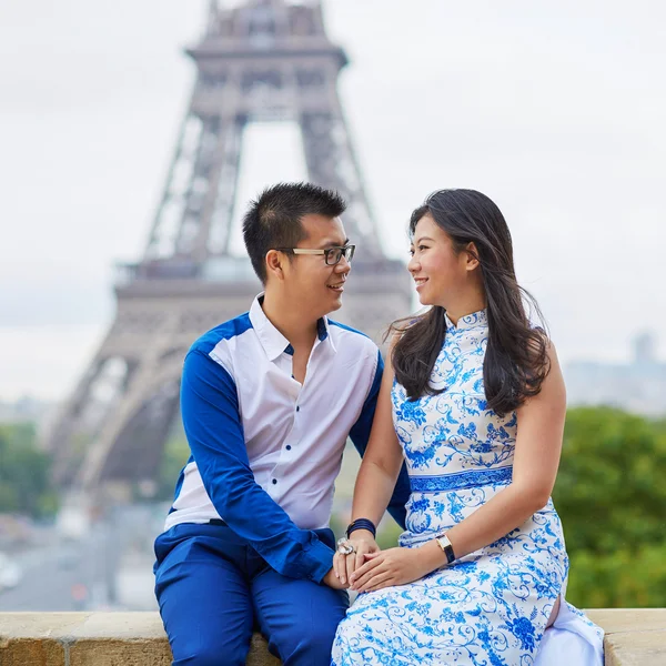 Jovem casal asiático tendo um encontro perto da Torre Eiffel, Paris, França — Fotografia de Stock