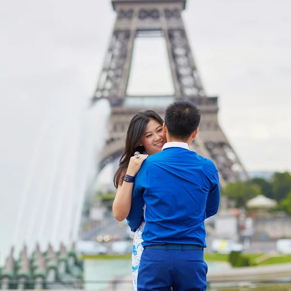 Jovem casal asiático tendo um encontro perto da Torre Eiffel, Paris, França — Fotografia de Stock