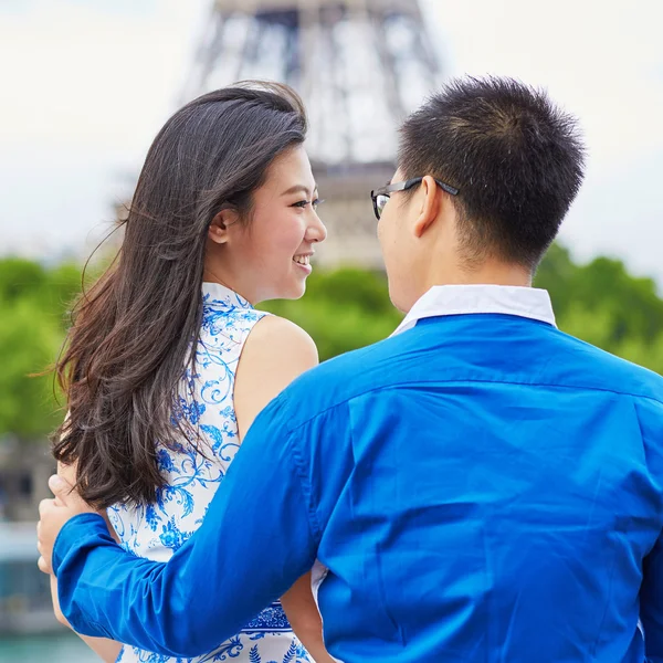 Jonge Aziatische paar met een datum in de buurt van de toren van Eiffel, Paris, Frankrijk — Stockfoto