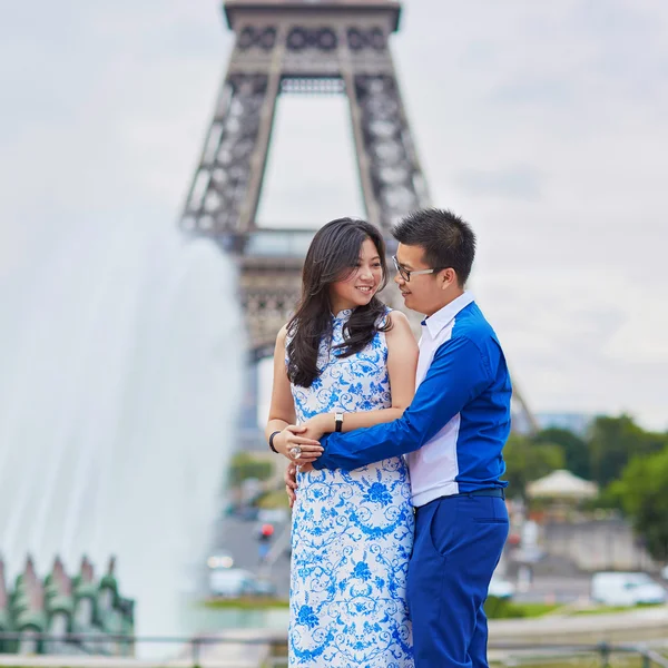 Jovem casal asiático tendo um encontro perto da Torre Eiffel, Paris, França — Fotografia de Stock