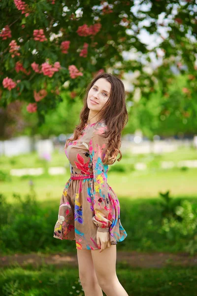 Jeune Parisienne dans le jardin des Tuileries sous un châtaignier rose — Photo