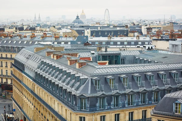 Vista panorámica de los tejados parisinos — Foto de Stock