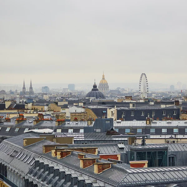 Vista panorâmica dos telhados parisienses — Fotografia de Stock