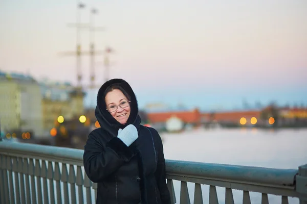 Mujer de mediana edad en el terraplén de Neva en San Petersburgo, Rusia — Foto de Stock