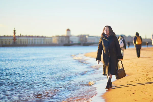 Lächelnde Frau mittleren Alters in St. Petersburg, Russland an einem Wintertag — Stockfoto