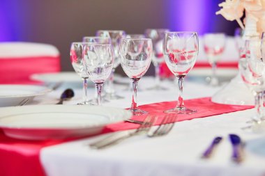 Bir etkinlik ya da düğün resepsiyonu için masa hazır.