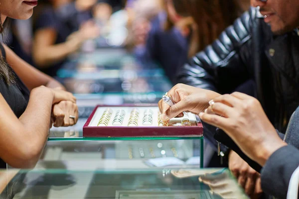 African American couple selecting wedding ring — Stock Photo, Image