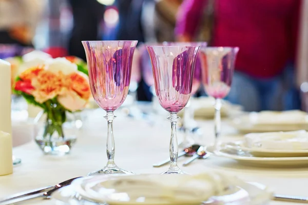 Tisch gedeckt für eine Eventparty oder einen Hochzeitsempfang — Stockfoto