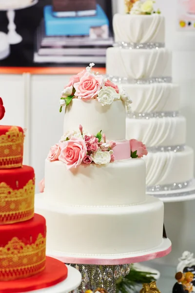 Pastel de boda blanco decorado con flores —  Fotos de Stock