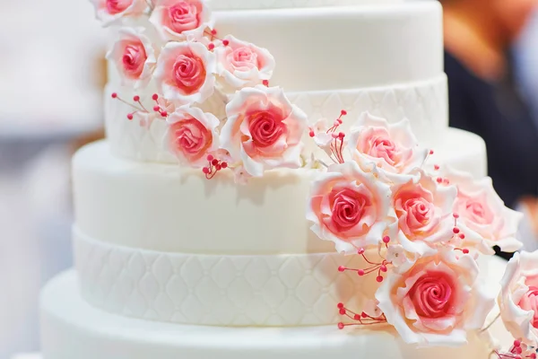 Pastel de boda blanco decorado con flores — Foto de Stock