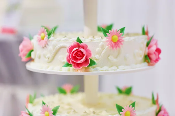 Bolo de casamento branco decorado com flores — Fotografia de Stock