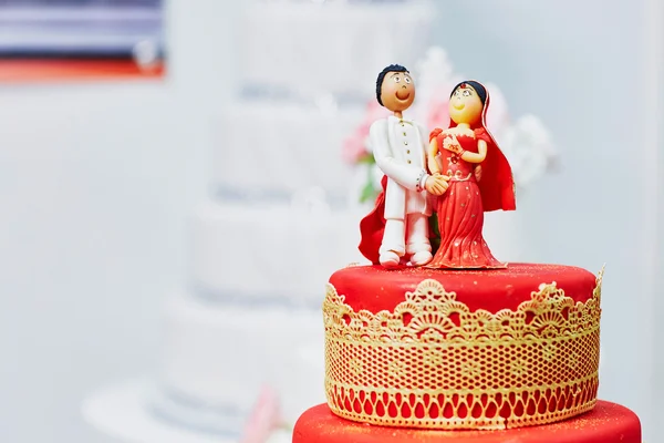 Hermosa torta de boda roja y amarilla en estilo indio — Foto de Stock