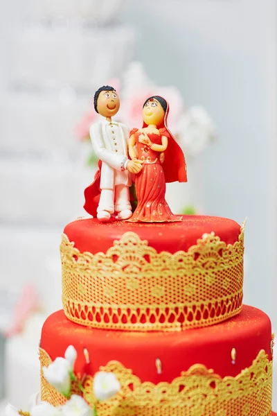 Красивый красный и желтый свадебный торт в индийском стиле — стоковое фото