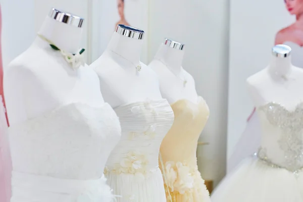 Hermosos vestidos de novia en maniquíes — Foto de Stock