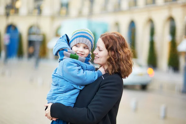 Junge Mutter und ihr entzückender kleiner Sohn beim gemeinsamen Spaziergang in Paris — Stockfoto