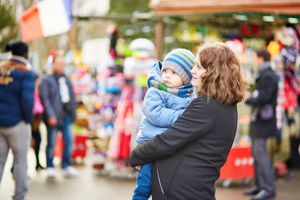 Young mother and her adorable little son walking together in Paris — Stock Photo, Image