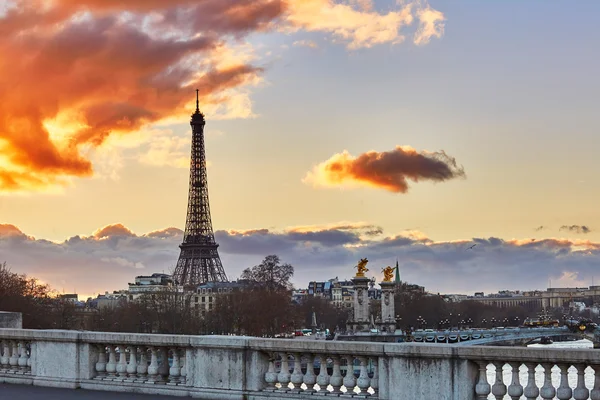 Festői kilátás nyílik az Eiffel-torony, napnyugtakor — Stock Fotó