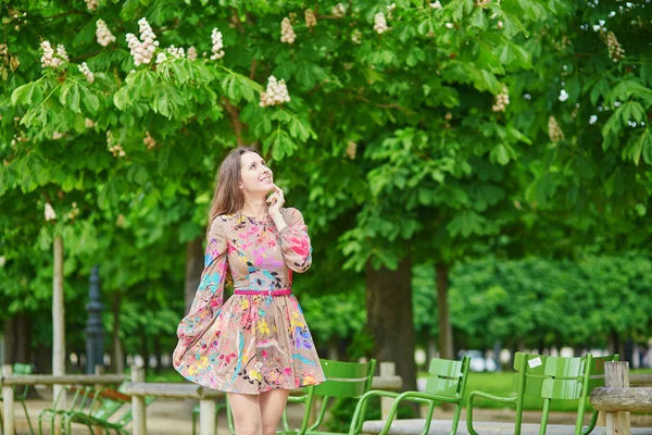 Mulher parisiense jovem sob uma árvore castanha em plena floração — Fotografia de Stock