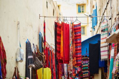 Renkli kumaşlar ve halılar Fas Satılık