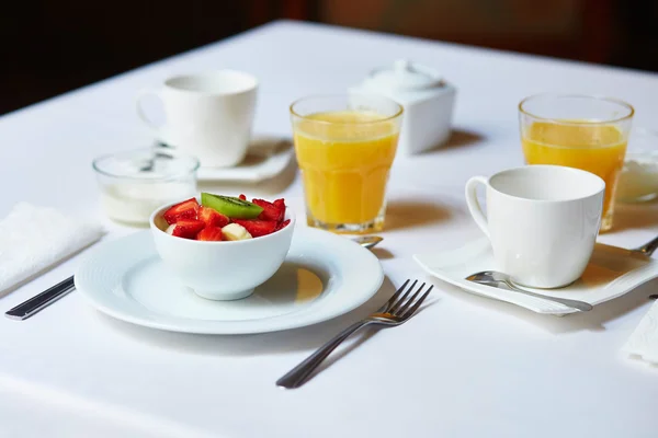 Ontbijt met vers fruit, jus d'orange en koffie — Stockfoto