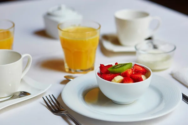 Ontbijt met vers fruit, jus d'orange en koffie — Stockfoto