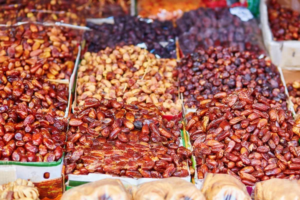 Fechas en un mercado tradicional marroquí (zoco) en Essaouira, Marruecos — Foto de Stock