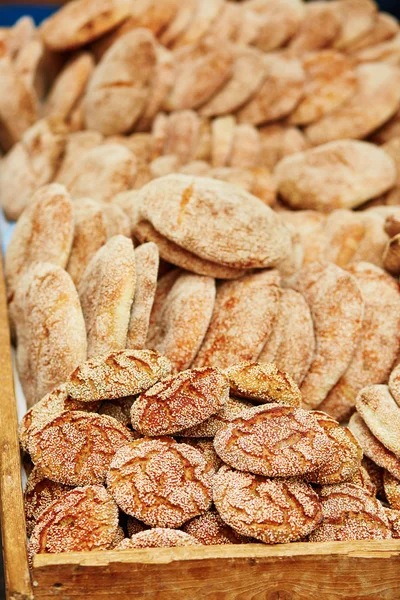 Pão em um mercado tradicional marroquino em Essaouira, Marrocos — Fotografia de Stock