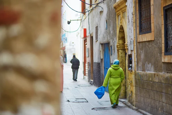 Woman on the street of Essaouira, Morocco — Stock Photo, Image
