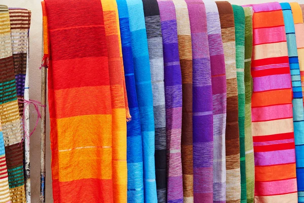 Colorful fabrics and carpets for sale in Morocco — Stock Photo, Image