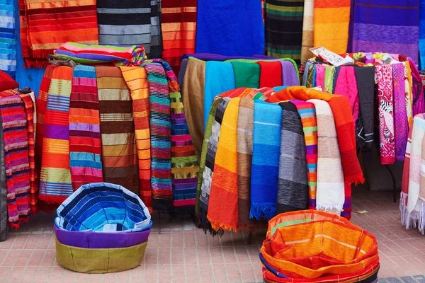 Colorful fabrics and carpets for sale in Morocco — Stock Photo, Image
