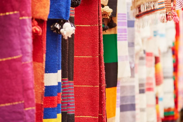 Colorful fabrics and carpets for sale in Morocco — Stock Photo, Image