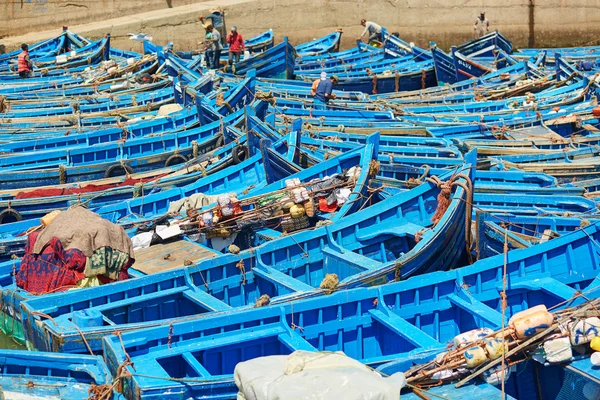 Blå fiskebåtar i hamnen i Essaouira, Marocko — Stockfoto