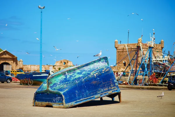 Traditional blue fishing boat in the port of Essaouira, Morocco — Stock Photo, Image