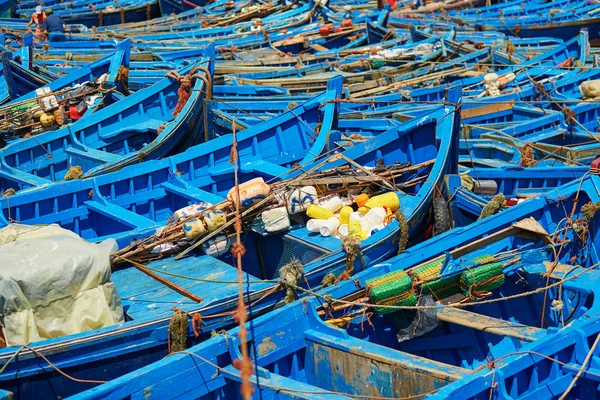 Błękitne łodzie rybackie w porcie Essaouira, Maroko — Zdjęcie stockowe