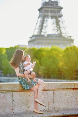 Paris, Fransa'da çok güzel onunla güzel genç anne