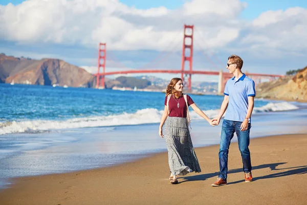 浪漫爱夫妇在 San Francisco 贝克海滩上有个约会 — 图库照片