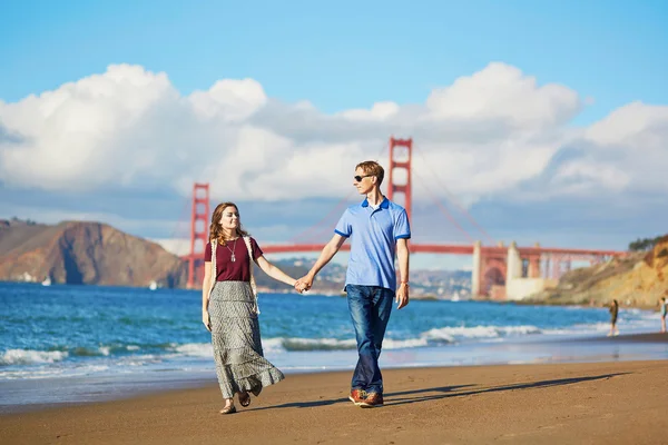 Романтическая влюбленная пара, встречающаяся на пляже Бейкер в Сан-Франциско — стоковое фото
