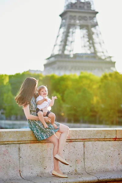 Beautiful young mother with her adorable in Paris, France — Stock Photo, Image