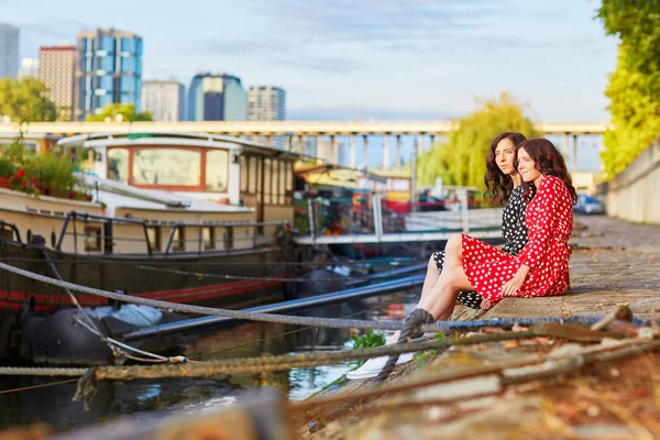 Vackra tvillingsystrar nära floden Seine i Paris, Frankrike — Stockfoto