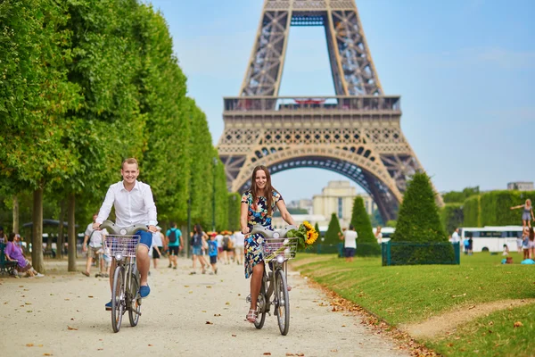 Casal andar de bicicleta perto da torre Eiffel em Paris — Fotografia de Stock