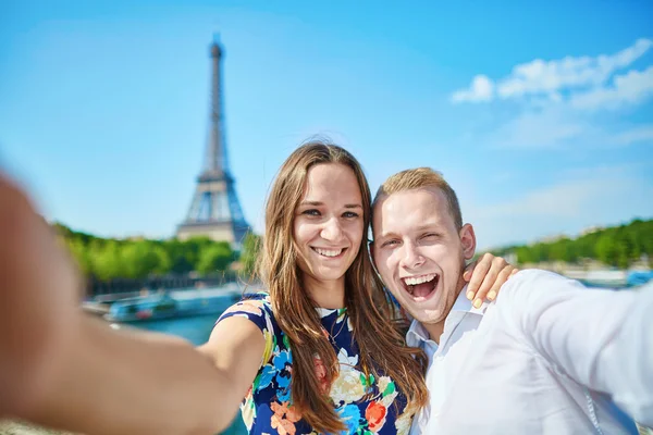 Casal romântico tirando selfie em Paris — Fotografia de Stock