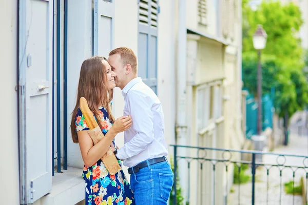 Joven pareja romántica teniendo una cita en Montmartre —  Fotos de Stock