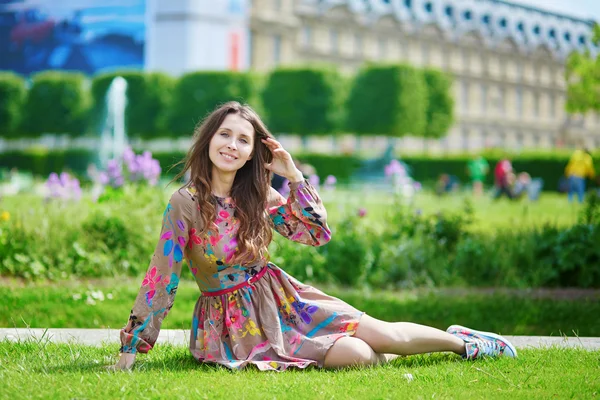 Junge Pariserin im Garten der Tuileries — Stockfoto