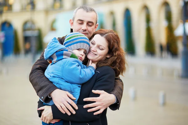 Счастливая семья из трех человек, идущая вместе в Париже — стоковое фото