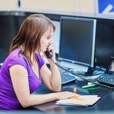 güzel genç resepsiyonist iş başında