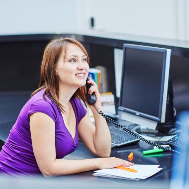 güzel genç resepsiyonist iş başında