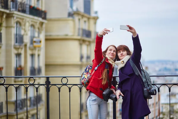 Dziewczyny w Paryżu przy selfie — Zdjęcie stockowe